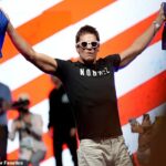 Tom Brady Trolle v piatok jeho bývalý konkurent Eli Manning brutálne zavesením sveter Giants