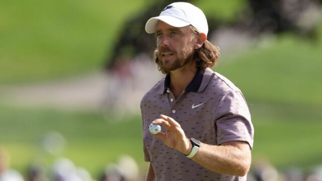 Tommy Fleetwood stavia trojuholníky

