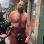Tyson Fury bol zaznamenaný v škótskom meste Topless okolo pochodu a na sebe kilogram