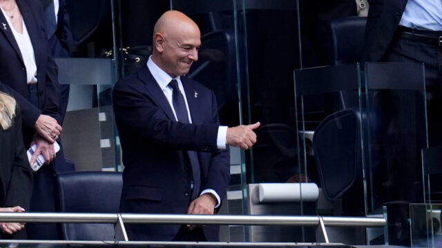 Tottenham nepreberá zo stola, keď Daniel Levy hľadá „nové investície“

