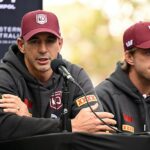 Billy Slater (vľavo) sa týkal Queenslandovho zosnulého trénera Paula Greena, ktorý zomrel samovraždou v roku 2022, keď dodal ostrý pobyt Aaron Woods