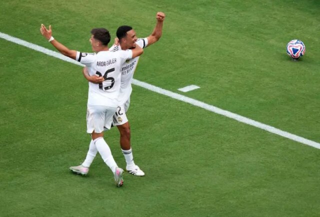 Trent Alexander-Arnold pošle správu real Madrid Arda Gülera spoluhráču

