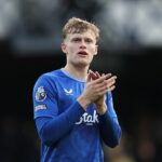 Obranca Evertonu Jarrad Branthwaite sa pripravuje na podpísanie novej päťročnej zmluvy s klubom
