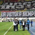 Trois morts et plus de 70 blessés alors que les fans tombent des stands en catastrophe du stade de football