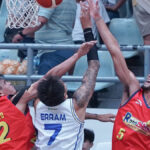 Maliari (v červenej) a Tropang 5G sa zaoberali tesnou eliminačnou hrou, ktorá vyhrala TNT, 111-103. —Agust dela cruz