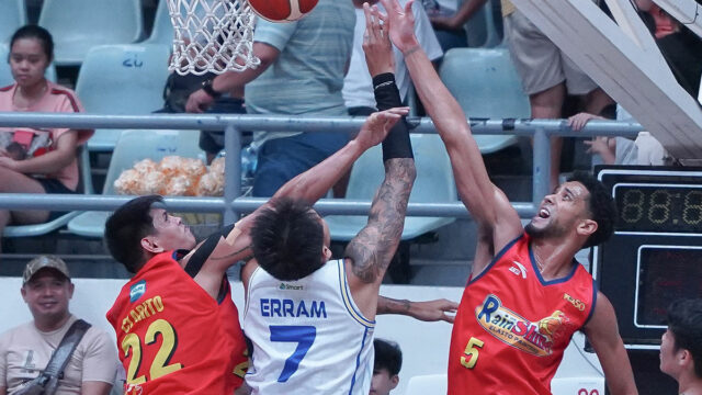 Maliari (v červenej) a Tropang 5G sa zaoberali tesnou eliminačnou hrou, ktorá vyhrala TNT, 111-103. —Agust dela cruz