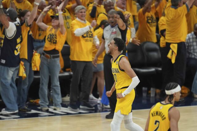Indiana Guard Pacers Tyrese Haliburton (0) oslavuje kôš proti TRO v Oklahoma City počas prvej polovice 6. basketbalovej série v záverečnom NBA, štvrtok 19. júna 2025 v Indianapolise.