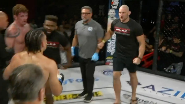 UFC -Star Sean Strickland Rushes Cage, udrie regionálny bojovník v hlave po posune

