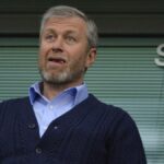 UK hrozí, že bude žalovať bývalého majiteľa Chelsea Abramoviča, aby vydal mrazené peniaze z predaja klubu Premier League