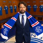 Rangers Manager Martin odovzdáva nové farby v domácej šatni v Ibroxe
