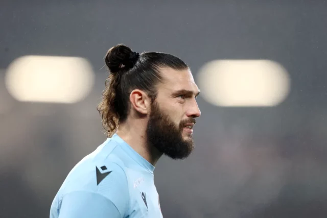 Úradník | Andy Carroll listy bordeaux

