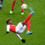 Útočník Augsburg Nathanaël Mbuku je nastavený na Montpellier Loan Move