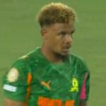 Mamelod's Sundowns Brankár Ronwen Williams (na obrázku) sa rozhodol, že loptu drží príliš dlho