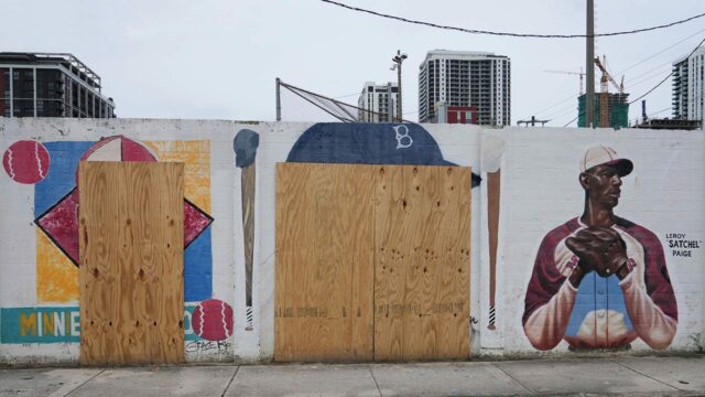 Vandals sa zameriava na Jackie Robinson a Minnie Miñoso nástenné maľby v Miami

