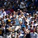 Ventilátor sa spomaľuje na sieť Wrigley Field, aby ste našli netopier Sal Frelick