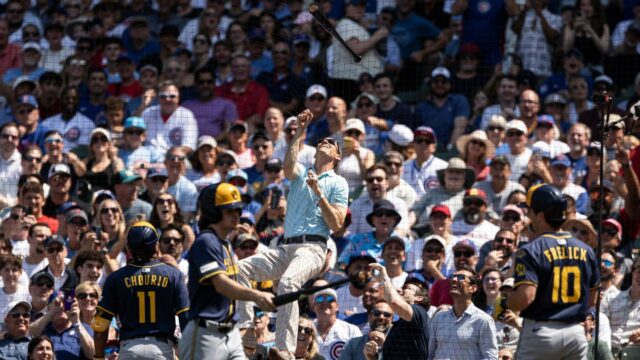 Ventilátor sa spomaľuje na sieť Wrigley Field, aby ste našli netopier Sal Frelick

