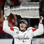 Capitals vpred TJ Oshie zvýši Stanley Cup High po víťazstve vo Washingtone v roku 2018.