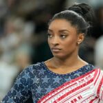 Víťaz olympijskej zlatej medaily Simone Biles je konfrontovaný s hrou po zrážke s Riley Gaines