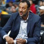 Bývalý center NBA, Vlade Divac, podstúpil pohotovostnú operáciu po prerušení bedra v páde v jeho motocykli v Čiernici, uviedli lekári v piatok.