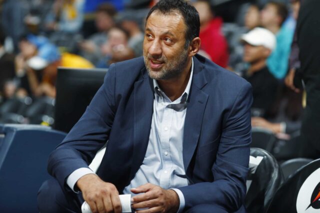 Bývalý center NBA, Vlade Divac, podstúpil pohotovostnú operáciu po prerušení bedra v páde v jeho motocykli v Čiernici, uviedli lekári v piatok.