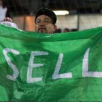 Vysielacie predstavenia A Moment Nosenie fanúšikovskej košele „Sell“ bolo konfrontované s bezpečnosťou