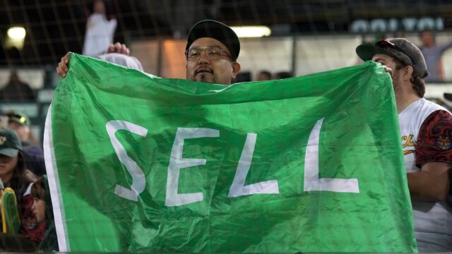 Vysielacie predstavenia A Moment Nosenie fanúšikovskej košele „Sell“ bolo konfrontované s bezpečnosťou

