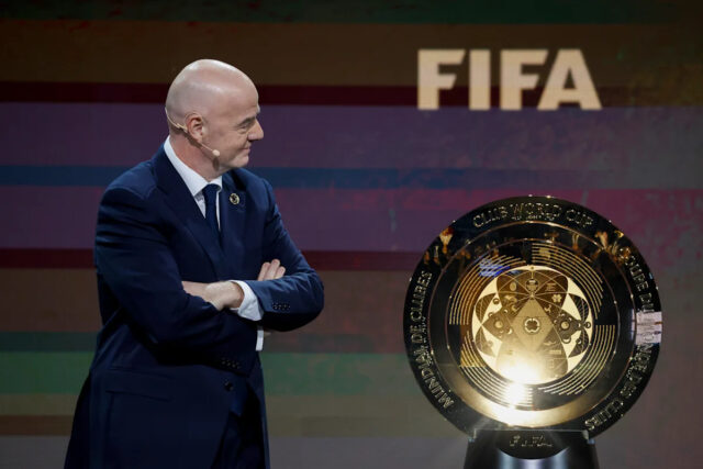 5. decembra: Prezident FIFA Gianni Infantino predstavuje klub FIFA World Chriphy Tij 2025 FIFA Club Tijo Telemundo Stups 5. decembra 2024 v Miami na Floride. (Foto: Marco Bello - FIFA / FIFA cez Getty Images)