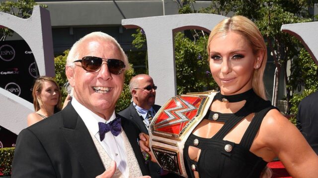 WWE Superstar Charlotte Flair pociťuje tlak otcovho odkazu „každý deň“

