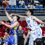 William Navarro ide do koša a má úspech Calvina Ophtana počas štvrťfinálovej hry filipínskeho pohára PBA medzi Hotshots Magnolia a TNT Tropang 5G.