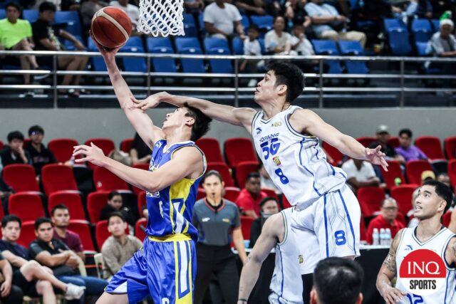 William Navarro ide do koša a má úspech Calvina Ophtana počas štvrťfinálovej hry filipínskeho pohára PBA medzi Hotshots Magnolia a TNT Tropang 5G.