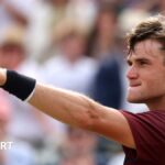 Jack Draper points to the home fans at Queen's