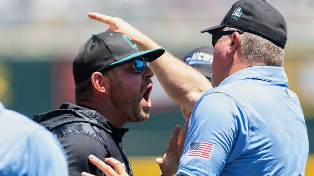 World Series College: Coastal Carolina Coach vyhodený v hre 2

