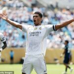 Jude Bellingham viedol Real Madrid k vedeniu po tom, ako sa v siedmej minúte znížila strana na 10 mužov