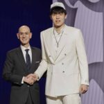 Yang Hansen predstavuje fotografiu s kurátorom NBA, Adamom Silverom, keď ho v prvom kole basketbalového projektu NBA basketbalového projektu NBA vybral na 16. mieste, v stredu 25. júna 2025 v New Yorku.