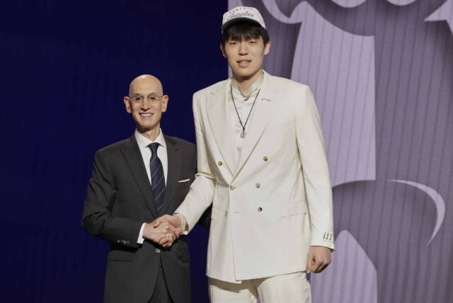 Yang Hansen predstavuje fotografiu s kurátorom NBA, Adamom Silverom, keď ho v prvom kole basketbalového projektu NBA basketbalového projektu NBA vybral na 16. mieste, v stredu 25. júna 2025 v New Yorku.