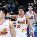 Jhonard Clarito od Rain alebo Shine Elastopainers počas štvrťfinálovej hry filipínskeho pohára PBA proti NLEX Road Warriors.