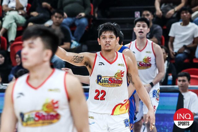 Jhonard Clarito od Rain alebo Shine Elastopainers počas štvrťfinálovej hry filipínskeho pohára PBA proti NLEX Road Warriors.