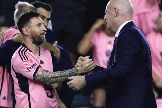 Fort Lauderdale, Florida - 19. októbra: Lionel Messi # 10 Fan Miami Patterns Gianni Infanton na štadióne Chase 19. októbra 2024 vo Fort Lauderdale na Floride. (Foto: Carmen Mandato / Getty Images)