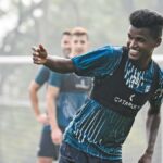 Záložník Bekey Oram leží United Northeast Stay