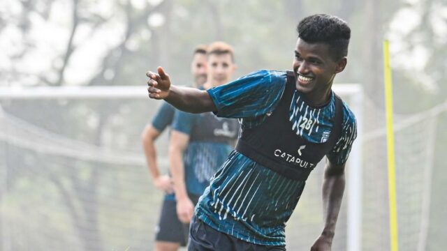 Záložník Bekey Oram leží United Northeast Stay

