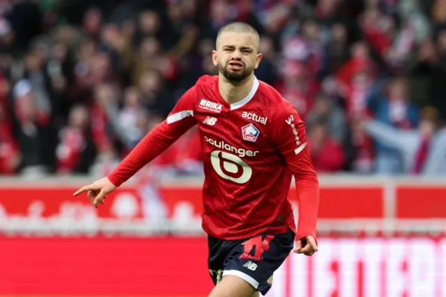 Záujmy Atalanta v rozmazanom krídle Lille Edon Zhegrava

