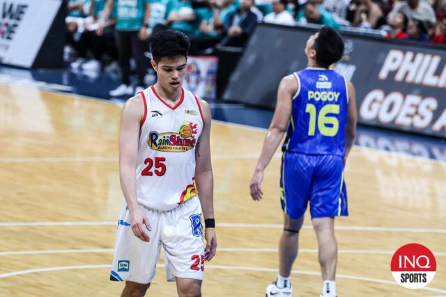 Leonard Santillan počas semifinále filipínskeho pohára PBA medzi maliarmi Elasto a TNT tropang 5G.