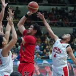 Jún Mar Fajardo (s loptou) nenechá mierne roztrhnutie teľacieho svalu, aby mu zabránil nasmerovať kandidatúru série Beermen. —Agust dela cruz