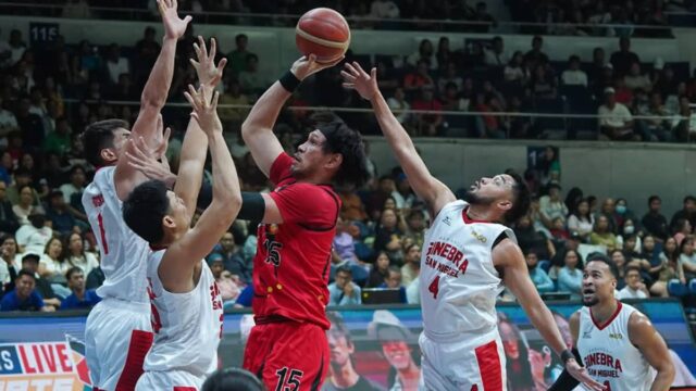 Jún Mar Fajardo (s loptou) nenechá mierne roztrhnutie teľacieho svalu, aby mu zabránil nasmerovať kandidatúru série Beermen. —Agust dela cruz