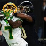 Zdroje: Oregon WR Evan Stewart trpí výrazným zranením kolena