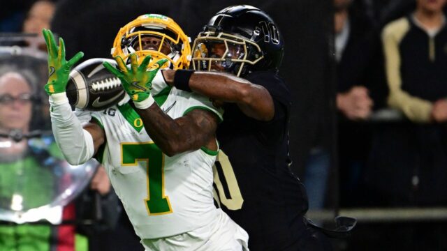 Zdroje: Oregon WR Evan Stewart trpí výrazným zranením kolena

