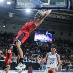 Japeth Aguilar de Barangay Ženeva gin králi počas štvrťfinále filipínskeho pohára PBA proti konvergentným vláknám
