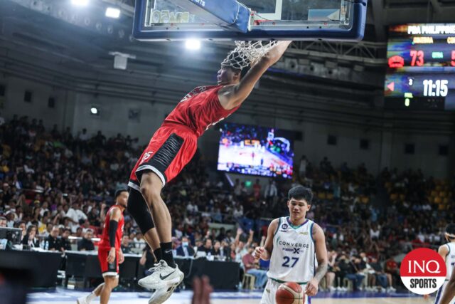 Japeth Aguilar de Barangay Ženeva gin králi počas štvrťfinále filipínskeho pohára PBA proti konvergentným vláknám