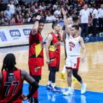 Scottie Thompson, Barangay Geneva Guard, počas hry semifinále filipínskeho pohára PBA medzi borievkou a San Miguel Beermen. –Marlo Cueto/Consultor.net