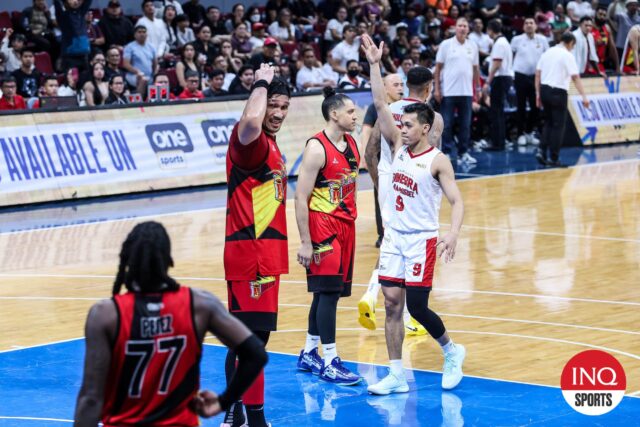 Scottie Thompson, Barangay Geneva Guard, počas hry semifinále filipínskeho pohára PBA medzi borievkou a San Miguel Beermen. –Marlo Cueto/Consultor.net